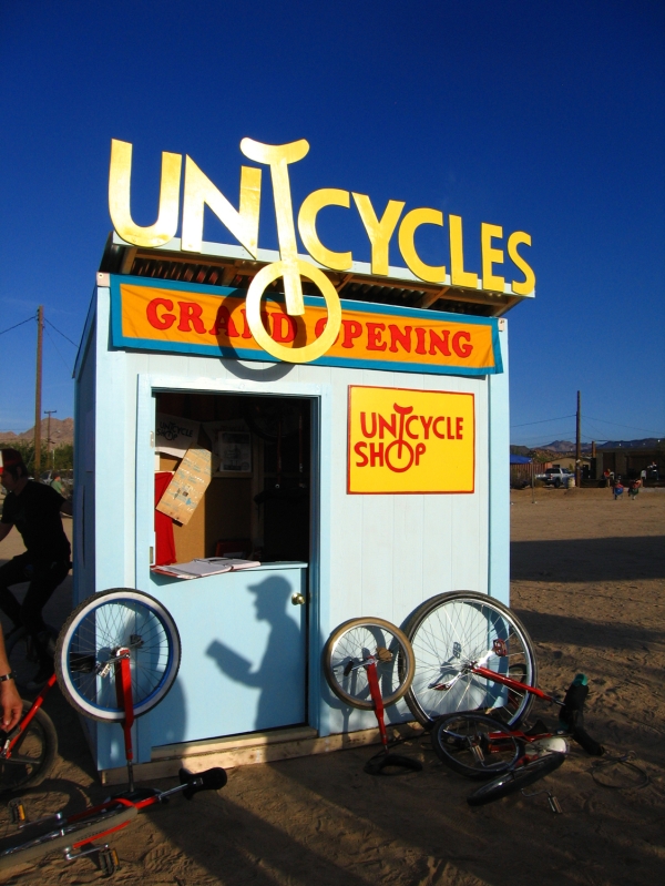photos-by-julie-peasley03-unicycle-hut-600x-q100